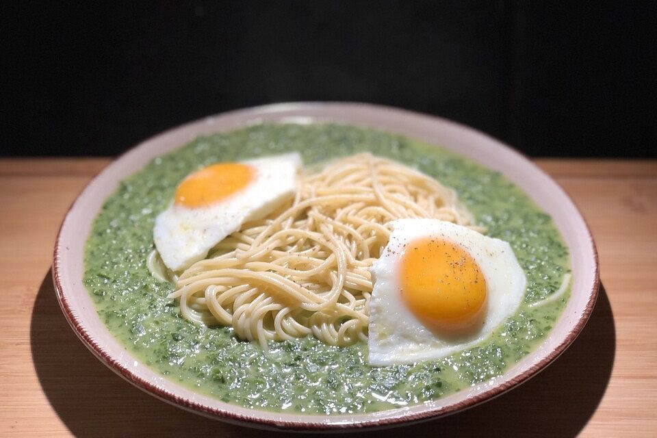 Spiegeleier im Spaghettinest auf Rahmspinat à la Didi