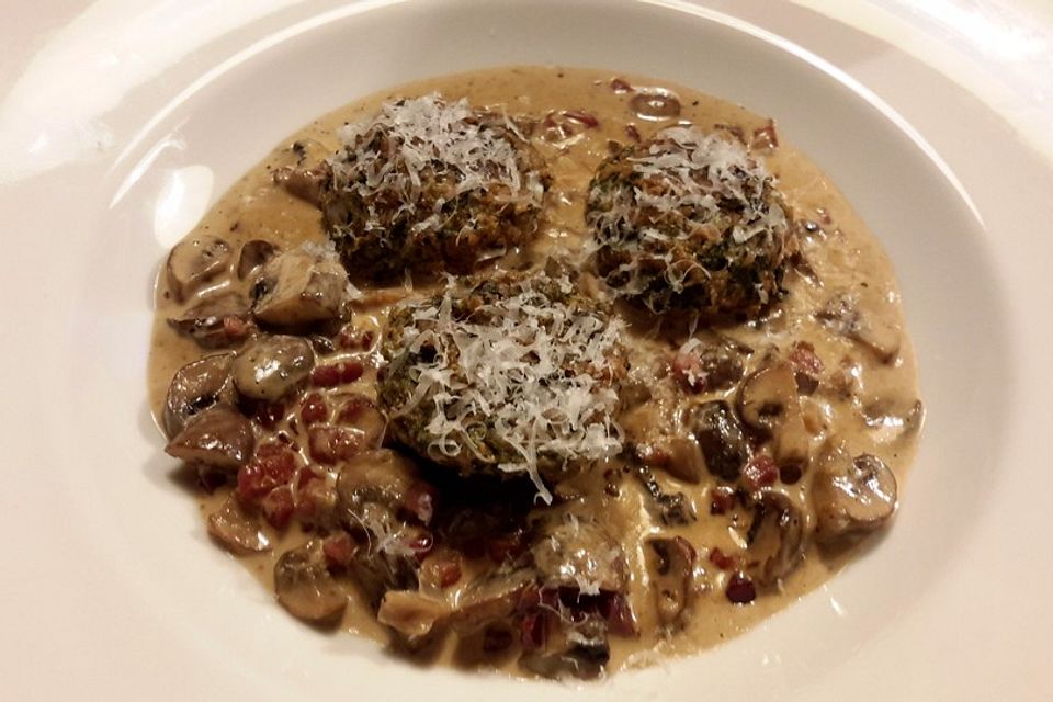 Spinatknödel mit Altbier-Sahne-Champignonsauce