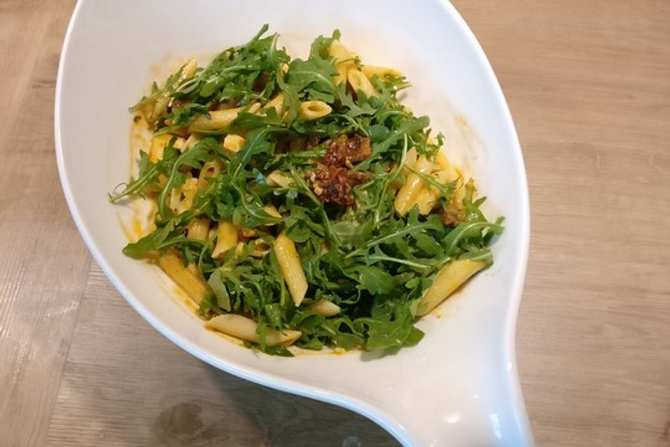 Pesto-Nudelsalat mit getrockneten Tomaten und Rucola