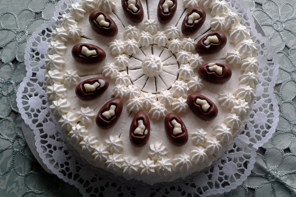 Ostertorte mit Bananen und Schokosahne