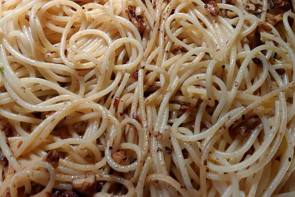 Spaghetti mit Anchovis, Walnüssen und Parmesan von lukpaulo | Chefkoch