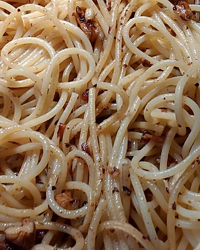 Spaghetti mit Anchovis, Walnüssen und Parmesan