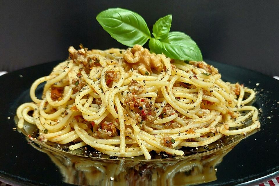 Spaghetti mit Anchovis, Walnüssen und Parmesan