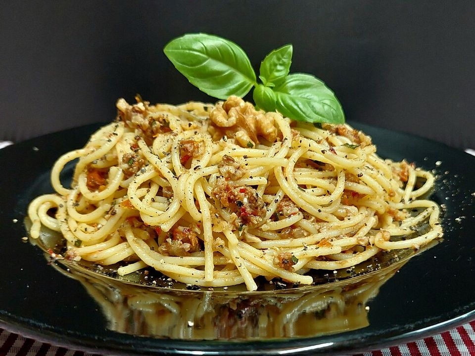 Spaghetti mit Anchovis, Walnüssen und Parmesan von lukpaulo| Chefkoch