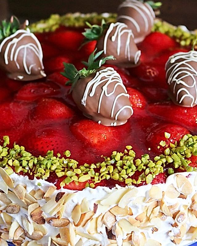 Paradiescremetorte mit Erdbeeren