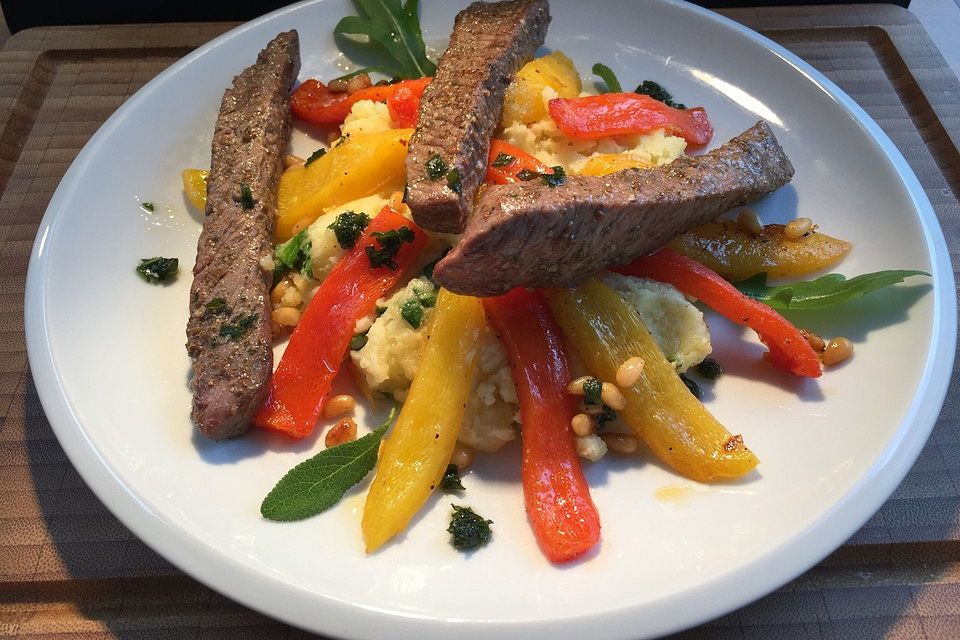 Koriander-Lamm mit Kartoffel-Rucola-Stampf, Paprikagemüse und Salbeibutter