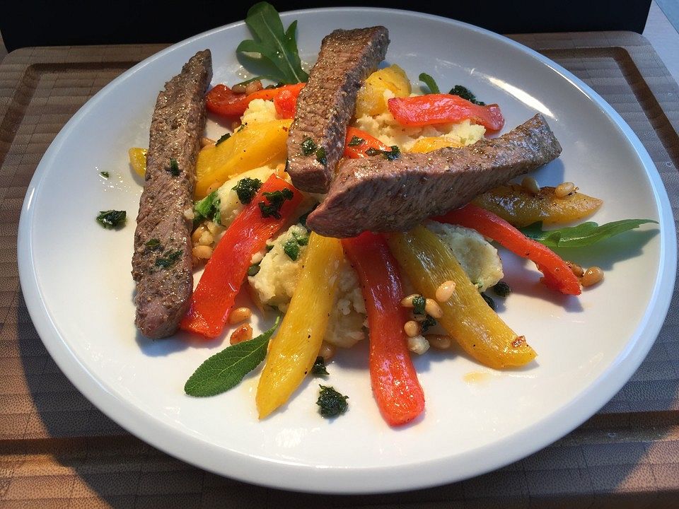 Koriander-Lamm mit Kartoffel-Rucola-Stampf, Paprikagemüse und ...