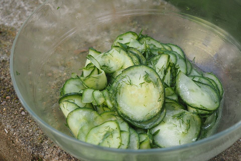 Gurkensalat mit Essig und Öl