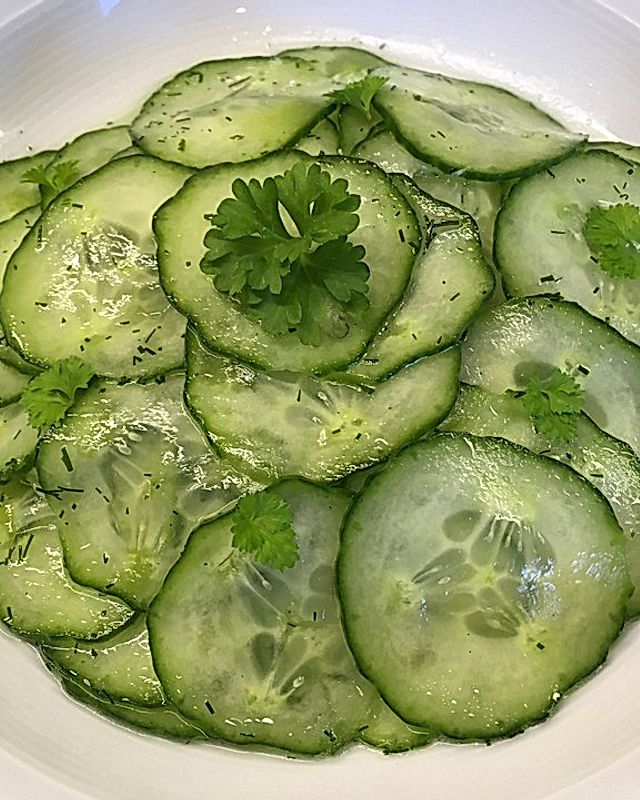 Gurkensalat mit Essig und Öl