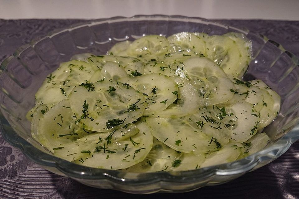 Gurkensalat mit Essig und Öl