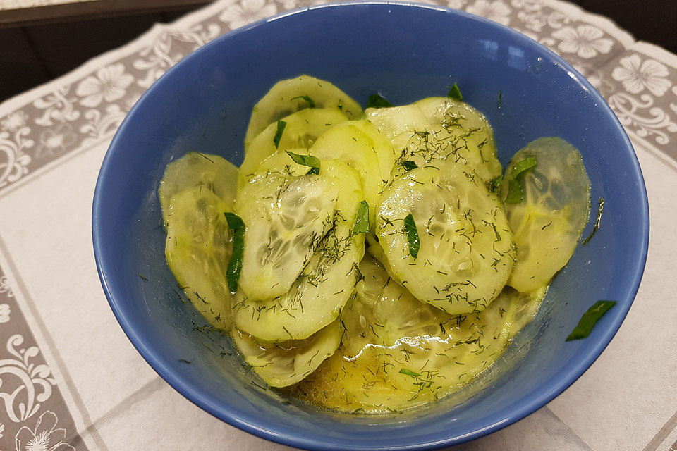 Gurkensalat mit Essig und Öl