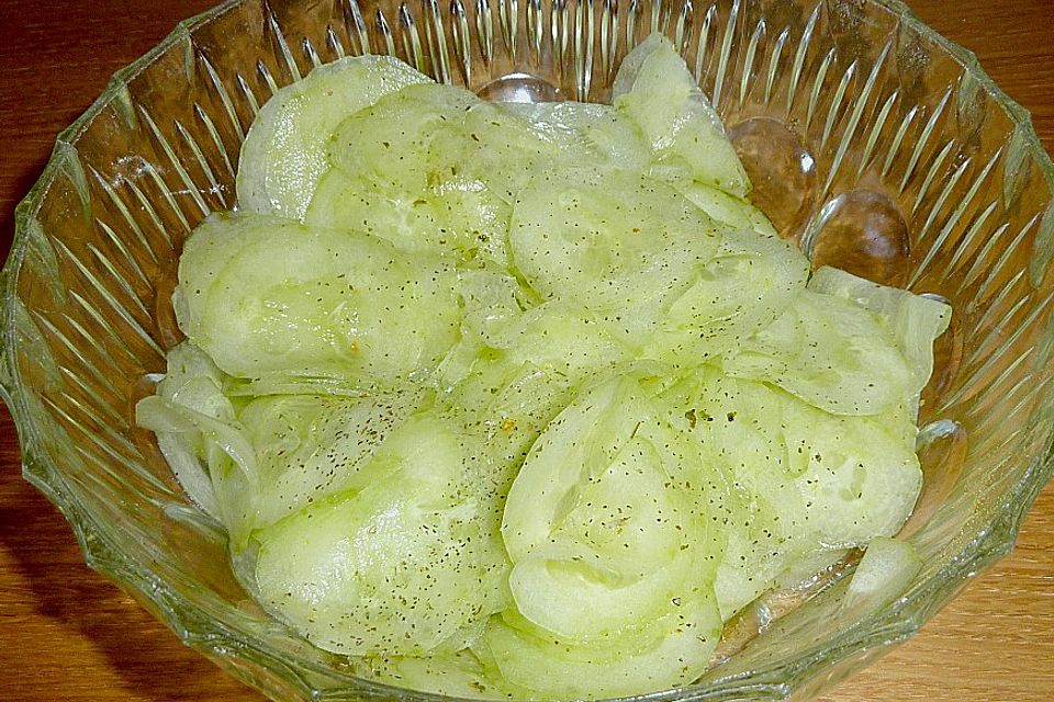 Gurkensalat mit Essig und Öl