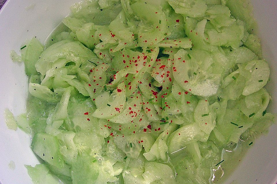 Gurkensalat mit Essig und Öl