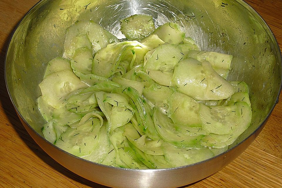 Gurkensalat mit Essig und Öl