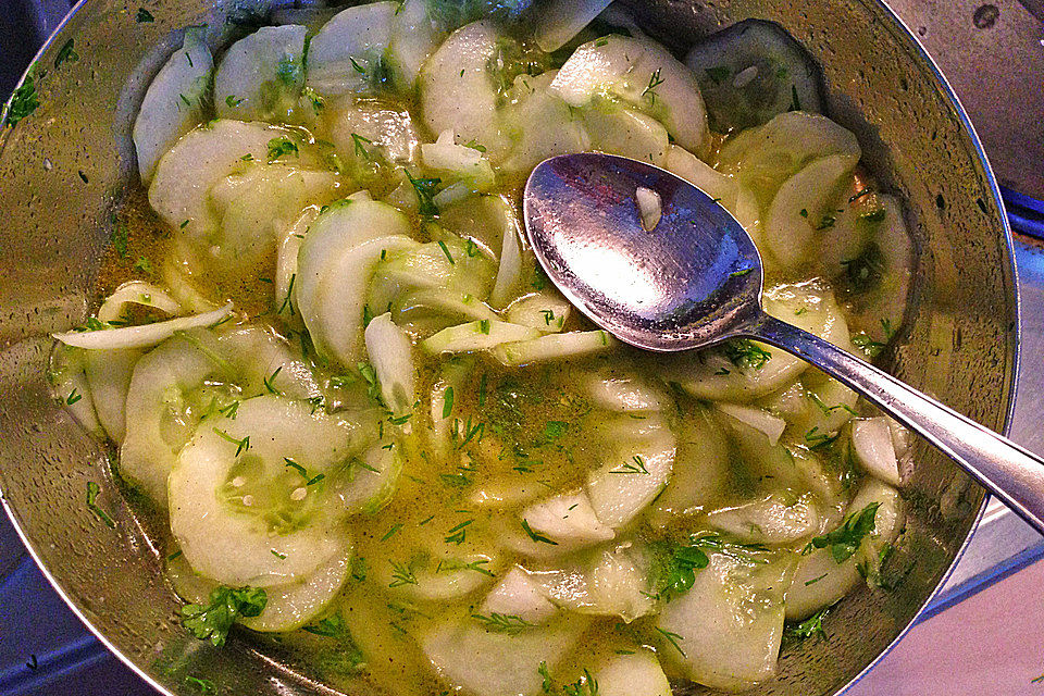 Gurkensalat mit Essig und Öl