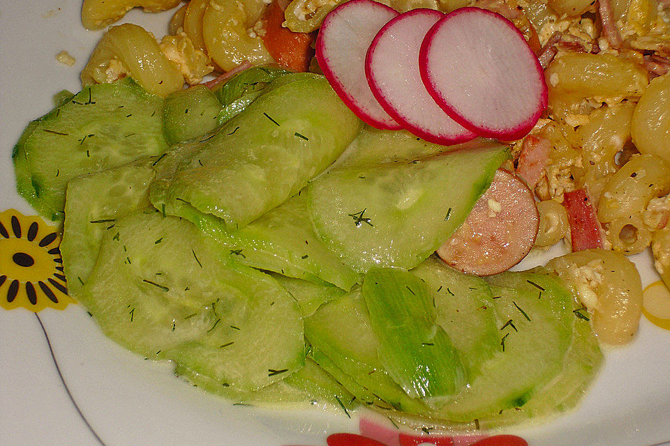 Gurkensalat mit Essig und Öl