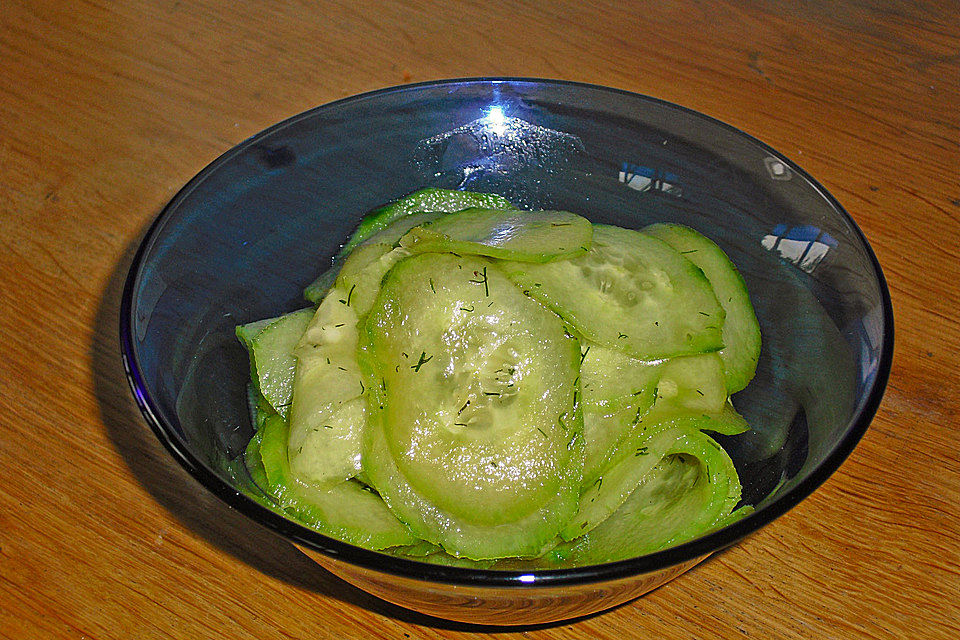 Gurkensalat mit Essig und Öl