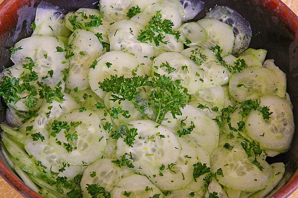 Gurkensalat mit Essig und Öl