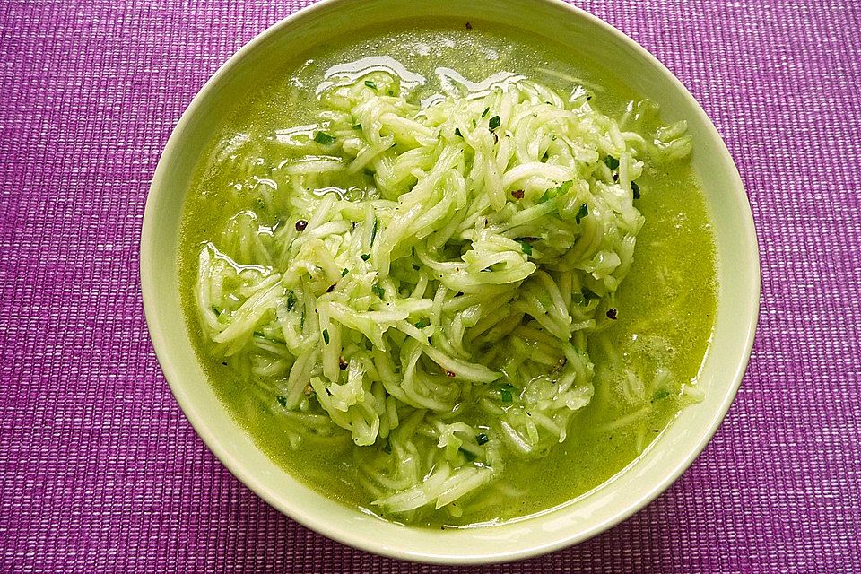 Gurkensalat mit Essig und Öl