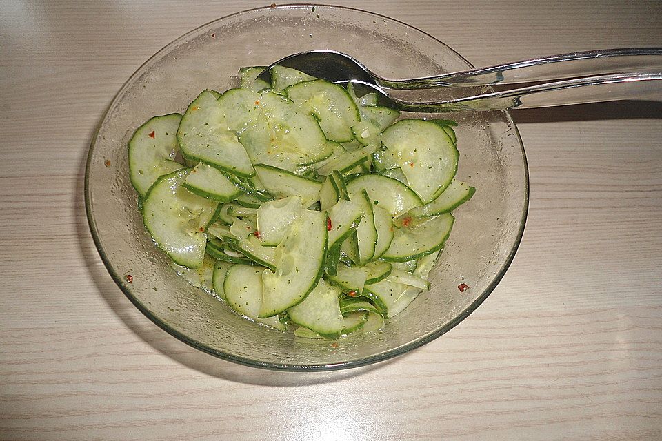 Gurkensalat mit Essig und Öl