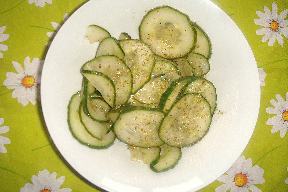 Gurkensalat mit Essig und Öl