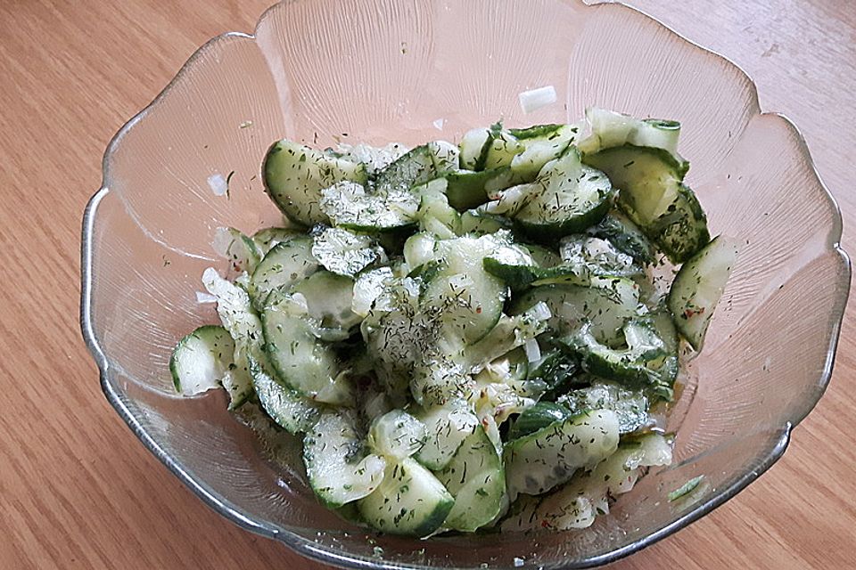 Gurkensalat mit Essig und Öl