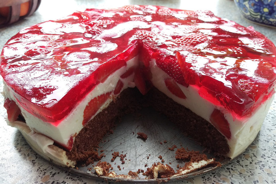 Mamas Ostertorte mit Erdbeeren