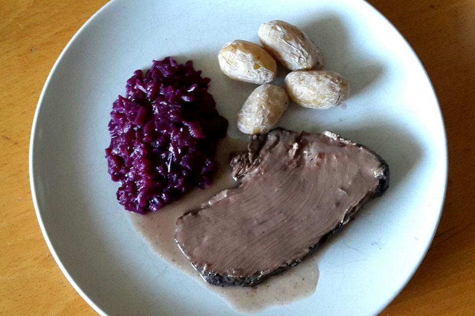 Schmorbraten mit Papas Arrugadas und Rotkohl