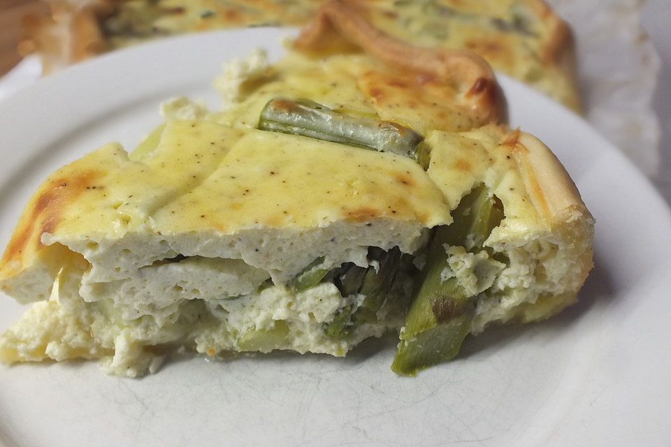 Quiche von grünem Spargel