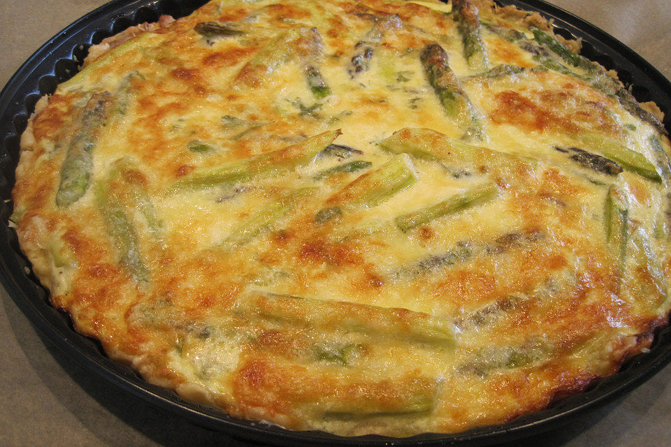 Quiche von grünem Spargel