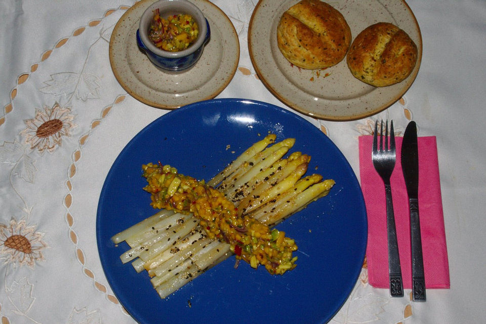 Spargel mit Sesam und Mango-Avocado-Salsa