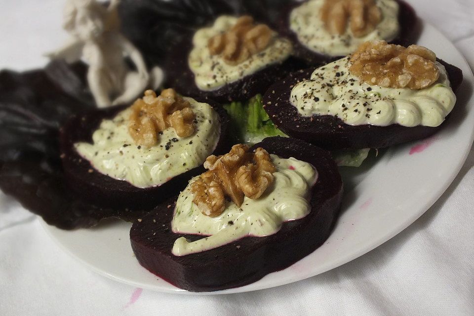 Rote Bete-Taler mit Meerrettichcreme und Walnüssen Rote Bete-Taler mit Meerrettichcreme und Walnüssen