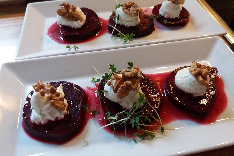 Rote Bete-Taler mit Meerrettichcreme und Walnüssen