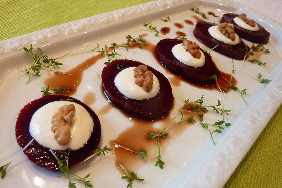 Rote Bete-Taler mit Meerrettichcreme und Walnüssen Rote Bete-Taler mit Meerrettichcreme und Walnüssen