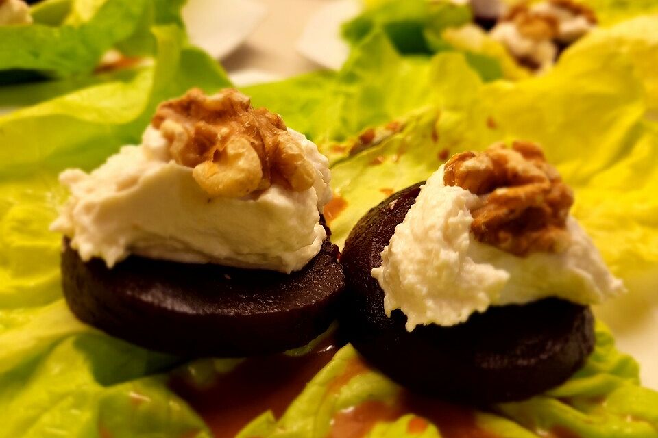 Rote Bete-Taler mit Meerrettichcreme und Walnüssen Rote Bete-Taler mit Meerrettichcreme und Walnüssen