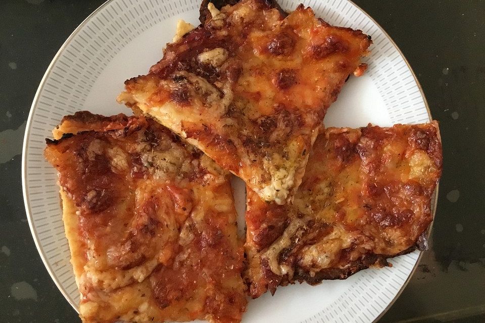 Low Carb Pizza auf Quarkbasis