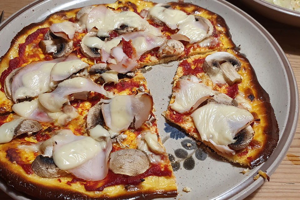 Low Carb Pizza auf Quarkbasis