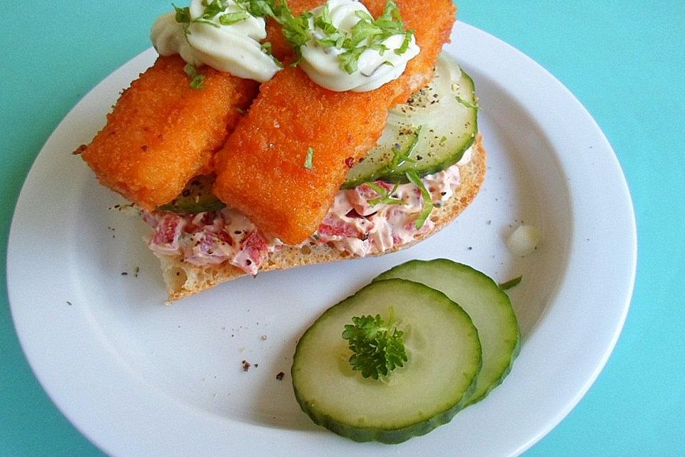 Fischbrötchen mit Frischkäse und Paprika