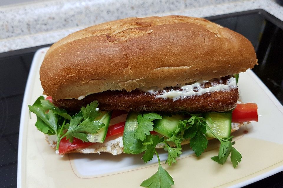 Fischbrötchen mit Frischkäse und Paprika