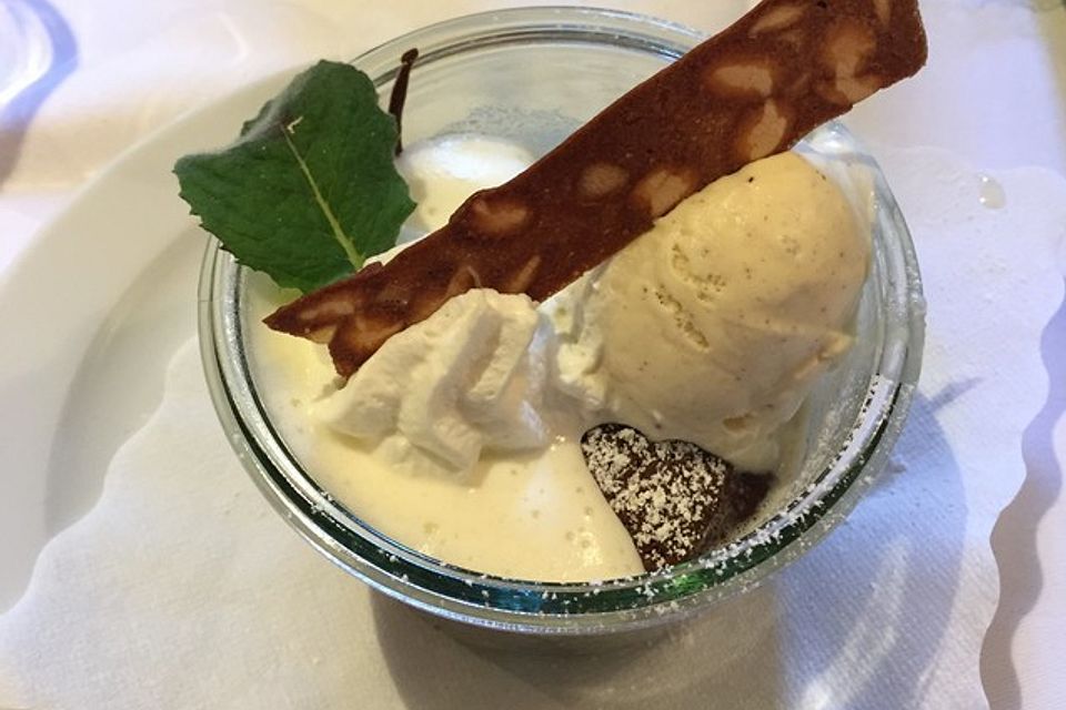 Schokokuchen mit Vanilleeis im Glas