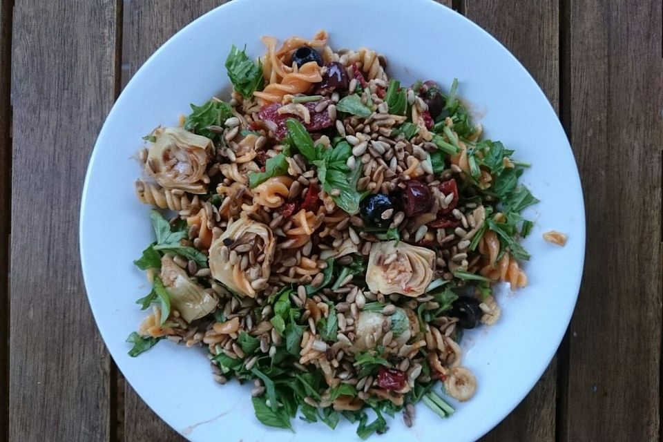 Mediterraner Nudelsalat mit Rucola und Linsennudeln