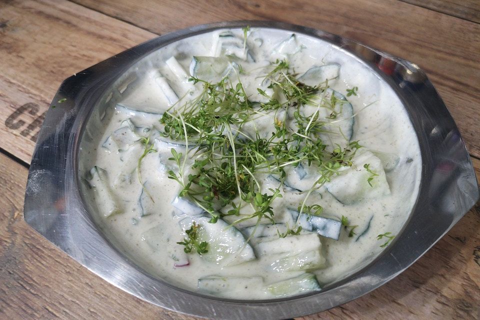 Gurkensalat mit Dressing aus isländischem Frischkäse und Estragonessig