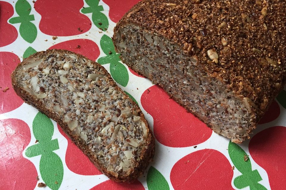 Kleines, nussiges Low-Carb-Brot