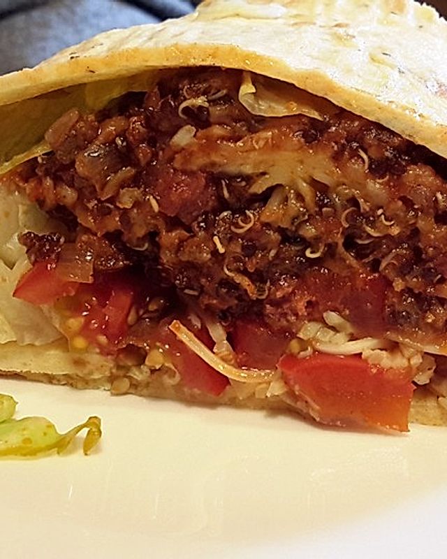 Low Carb Burrito mit einer Quinoa-Rinderhack-Salsiccia-Füllung