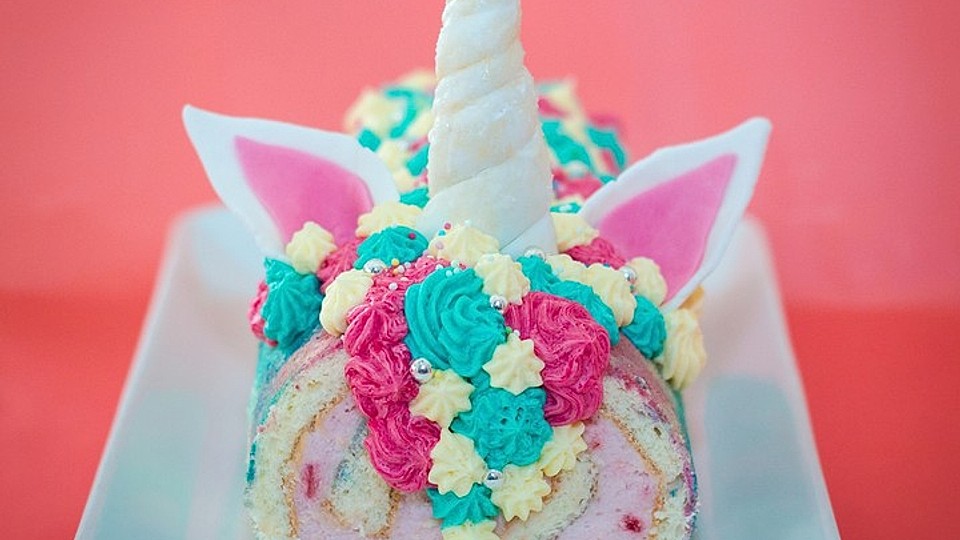 Einhorn Erdbeersahne Biskuitrolle Mit Vanillebuttercreme Mahne Von Missnika Chefkoch 