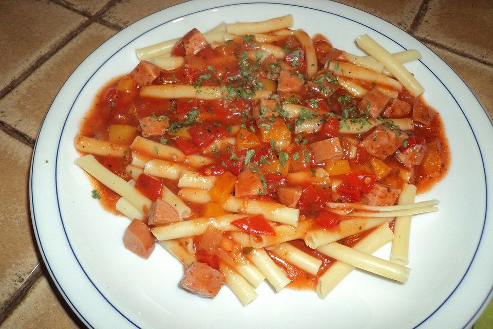 Wurstgulasch mit passierten Tomaten, Paprika und Gewürzen