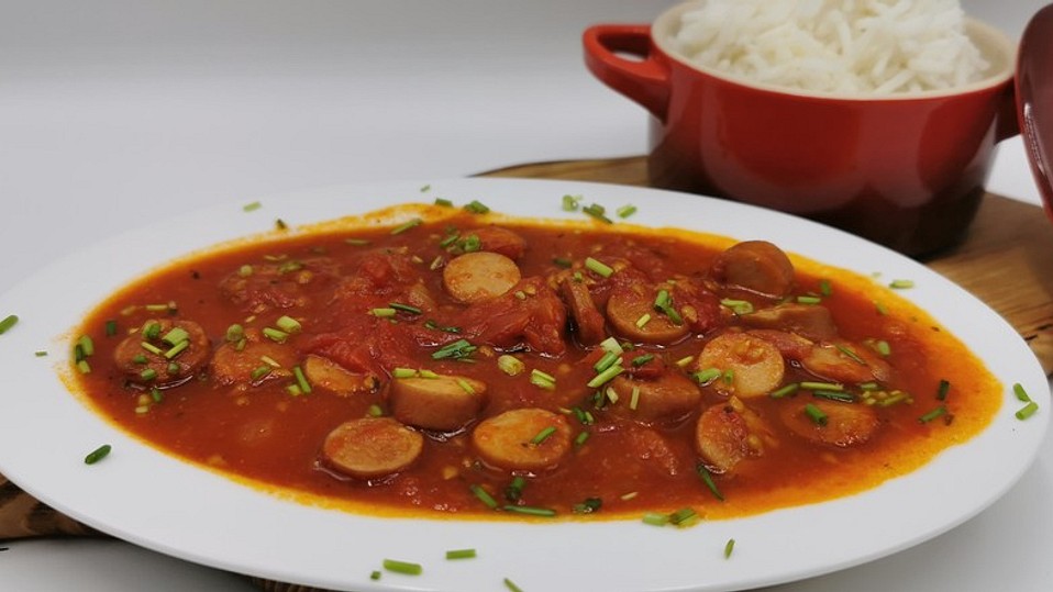 Wurstgulasch mit passierten Tomaten, Paprika und Gewürzen von Ole_Engels