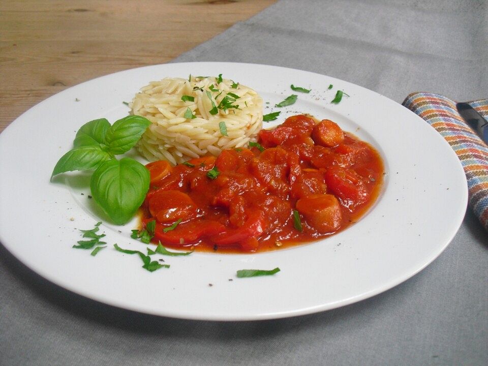 Wurstgulasch mit passierten Tomaten, Paprika und Gewürzen von Ole ...