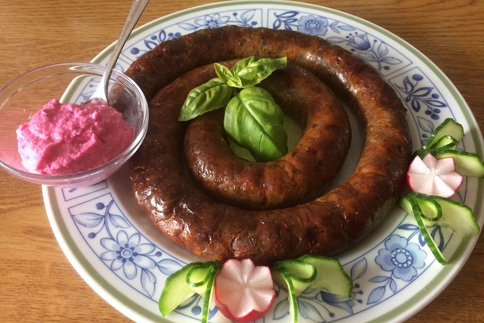 Hausgemachte Osterwurst mit Rote Bete-Meerrettich