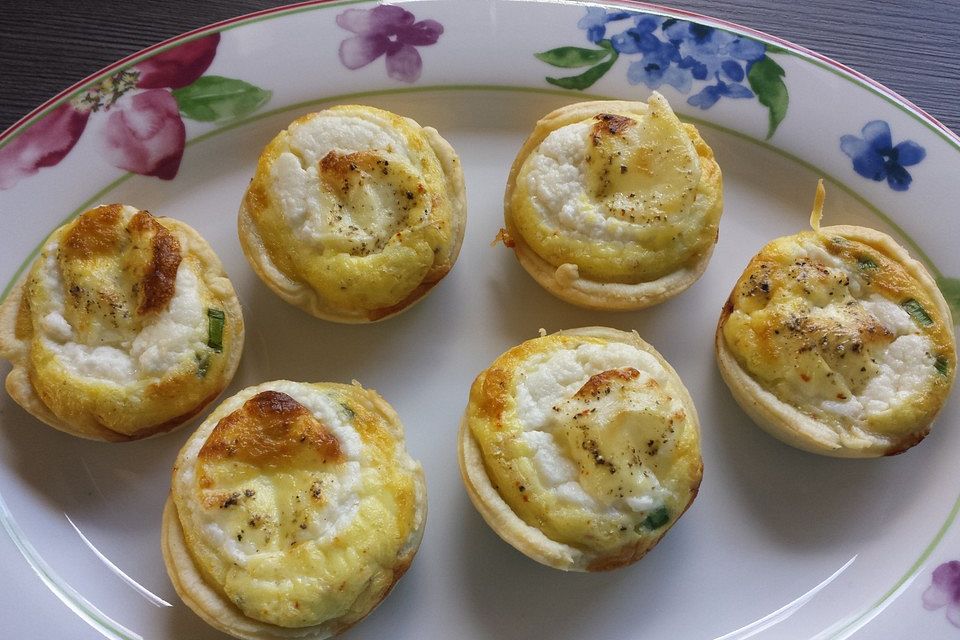 Miniquiches mit Ziegenfrischkäse und Frühlingszwiebeln